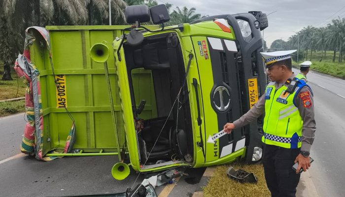 Hendak Hindari Genangan Air, Truk Tronton Terguling Hantam Pembatas Jalan di Jalinsum Sergai