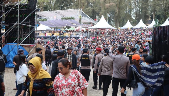 Ribuan Warga Meriahkan Penutupan Festival Bunga dan Buah Karo 2026, Berlangsung Aman di Bawah Pengamanan Gabungan