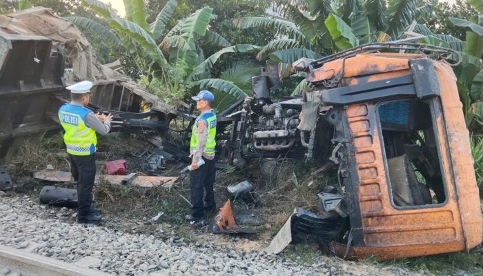 Dump Truk Tertabrak KA Putri Deli di Perlintasan Tanpa Plang Perbaungan, Sopir Tewas
