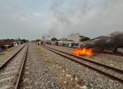 Sarang Narkoba di Bantaran Rel Tembung Dibakar, Polisi Sita 3 Kg Ganja dan Senjata