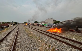 Sarang Narkoba di Bantaran Rel Tembung Dibakar, Polisi Sita 3 Kg Ganja dan Senjata