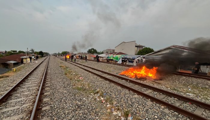 Sarang Narkoba di Bantaran Rel Tembung Dibakar, Polisi Sita 3 Kg Ganja dan Senjata
