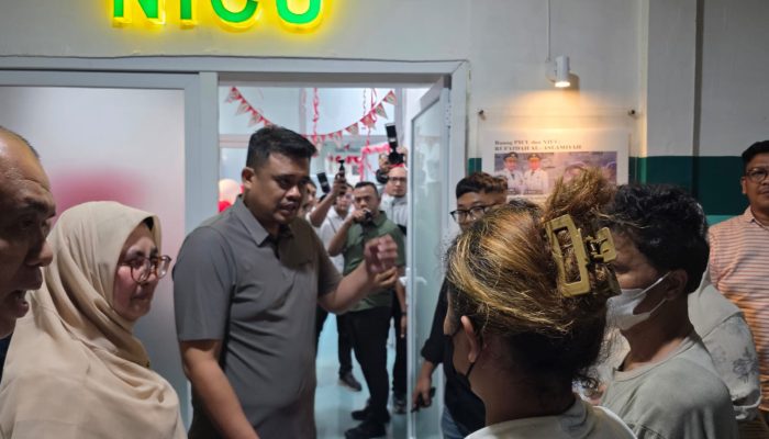 Gubernur Bobby Jenguk Siswi SMKN 1 Berastagi yang Dirawat Intensif, Minta Kasus MBG Tak Berulang