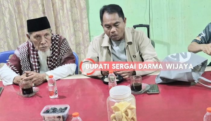 Bupati Sergai Cicipi Kerang Rebus di Warung Idola, Dorong Anak Muda Berani Buka Usaha