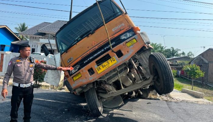 Truk Aspal Tergelincir, Motor Tabrak Bagian Kepala; Pengendara Luka Berat