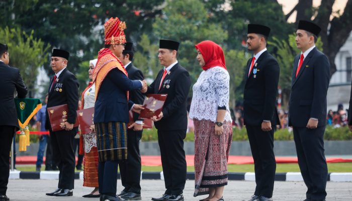 Upacara Penurunan Bendera HUT Ke- 81 RI Berlangsung Khidmat, Rico Waas Serahkan Tanda Kehormatan Satyalancana Karya Satya dari Presiden