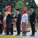Upacara Penurunan Bendera HUT Ke- 81 RI Berlangsung Khidmat, Rico Waas Serahkan Tanda Kehormatan Satyalancana Karya Satya dari Presiden