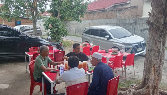Cicipi Kerang Rebus Idola, Kabag Kesra Sergai Pererat Silaturahmi Bersama Insan Pers dan Tokoh Agama