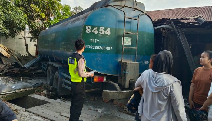 Diduga Sopir Mengantuk, Truk Tangki Seruduk Rumah Warga di Perbaungan