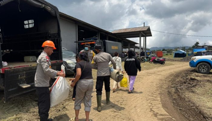 Bukan Cuma Jaga Pengungsian, Polres Karo dan Brimob Bantu Antar-Jemput Warga Sinabung