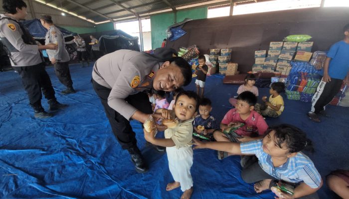 Di Tengah Pengungsian Sinabung, Polres Karo Hadir Bawa Senyum untuk Anak-Anak