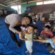 Di Tengah Pengungsian Sinabung, Polres Karo Hadir Bawa Senyum untuk Anak-Anak