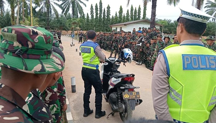 Sinergi TNI-Polri, Satlantas Polres Sergai Edukasi Prajurit Yonif TP 902 tentang Safety Riding