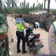 Sinergi TNI-Polri, Satlantas Polres Sergai Edukasi Prajurit Yonif TP 902 tentang Safety Riding