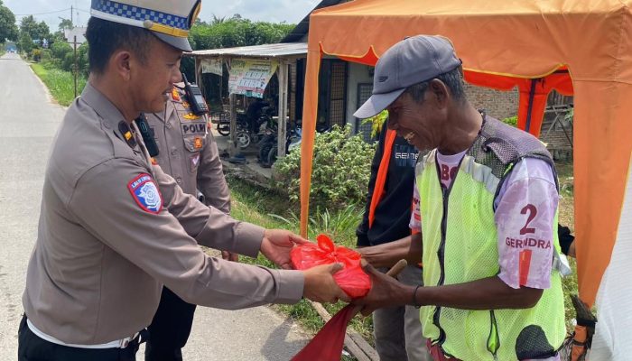 Sambut Hari Lalu Lintas Bhayangkara ke-71, Sat Lantas Polres Sergai Berbagi Sembako untuk Warga Kurang Mampu dan Petugas Perlintasan