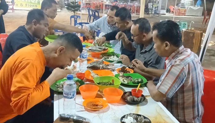 Cicipi Kuliner Khas Sergai, Bupati Darma Wijaya Puji Ikan Sombam dan Kerang Rebus di Idola Rasa Bergoyang