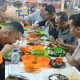 Cicipi Kuliner Khas Sergai, Bupati Darma Wijaya Puji Ikan Sombam dan Kerang Rebus di Idola Rasa Bergoyang