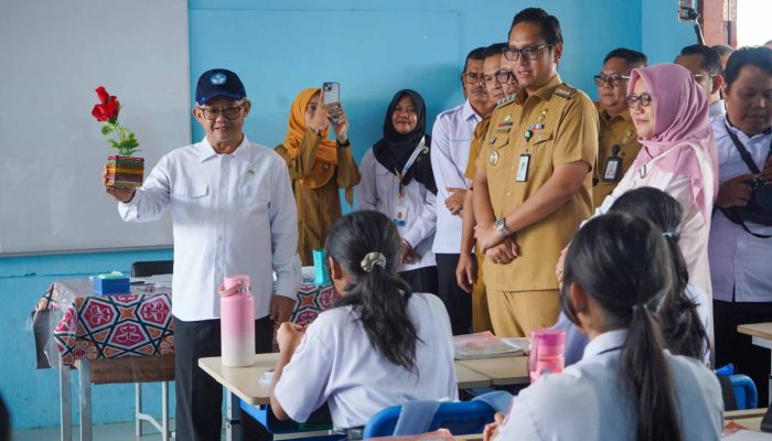 Bersama Mendikdasmen, Rico Waas Tinjau SMPN 16, Mebelair Rusak Diganti Tahun Ini