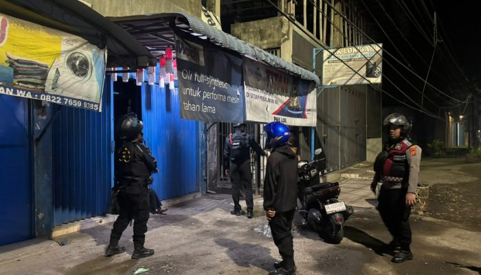 Patroli Dini Hari, Tim Macan Polres Pelabuhan Belawan Amankan Samurai di Lokasi Warga Kemalingan