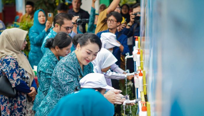 Airin Rico Waas dan Dokter Kecil Praktik Cuci Tangan, Tandai Peringatan Hari Cuci Tangan Sedunia di Medan