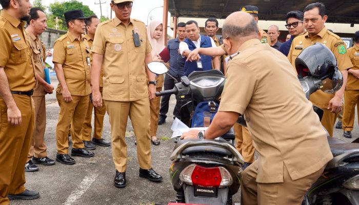 Rico Waas Temukan Kendaraan Dinas Tak Bayar Pajak, Tanpa Plat dan Kaca Spion