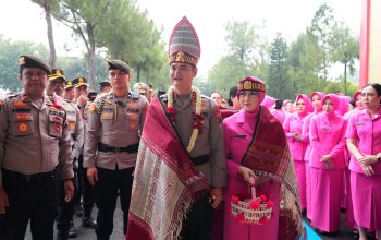 Disambut Ulos dan Tarian Adat, Irjen Pol Sonny Irawan Resmi Nahkodai Polda Sumut
