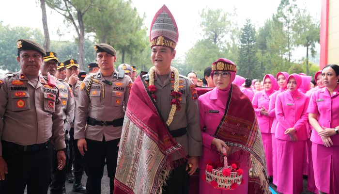 Disambut Ulos dan Tarian Adat, Irjen Pol Sonny Irawan Resmi Nahkodai Polda Sumut
