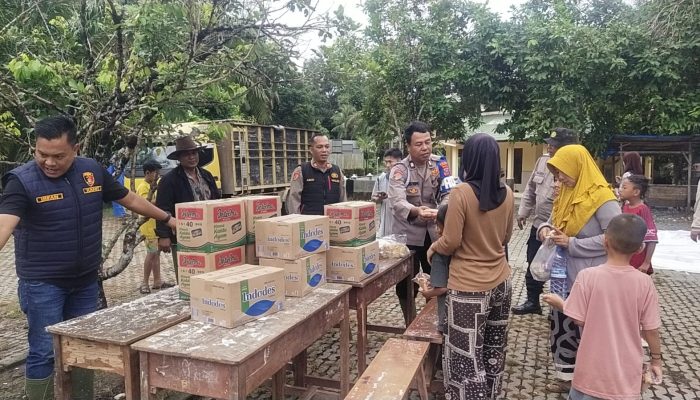 Banjir Rendam Besitang dan Padang Tualang, Polres Langkat Salurkan Bantuan hingga Bantu Evakuasi Warga