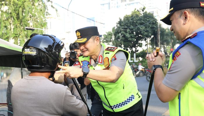 Turun ke Jalan, Kapolda Sumut Bagikan Helm dan Masker Sambil Ajak Pengendara Utamakan Keselamatan