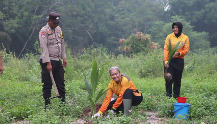 Dukung Green Policing, Kapolres Sergai Pimpin Gotong Royong dan Penanaman Pohon di Desa Sentang